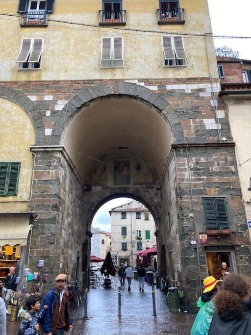 Dimora Leonardo. Centro Storico. Appartement Lucca Buitenkant foto
